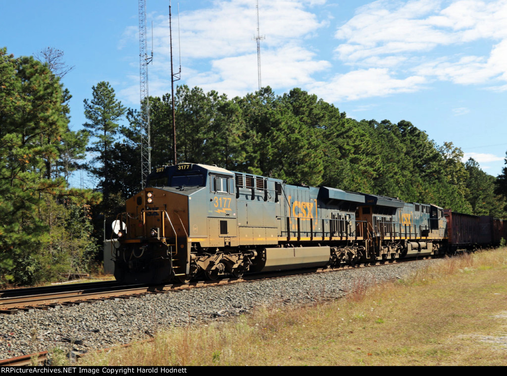 CSX 3177 leads train L619-18 southbound